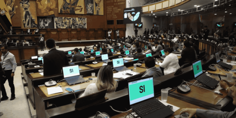 Asamblea nacional de Ecuador votando por la ley de inteligencia
